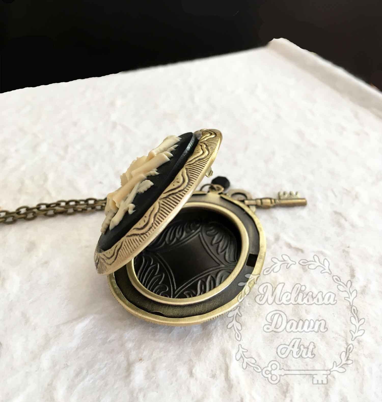 Victorian Jewelry / Victorian Locket Necklace / Victorian Large Cameo / Victorian Locket / Victorian Cameo / Cameo Locket Necklace / Locket