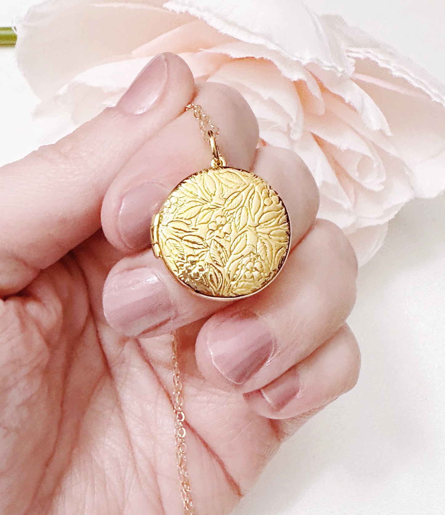Small Locket / Rose Gold Filled Locket / Flower Locket / Locket Necklace/ Memorial Locket Necklace / Round Locket / Photo Locket / Locket